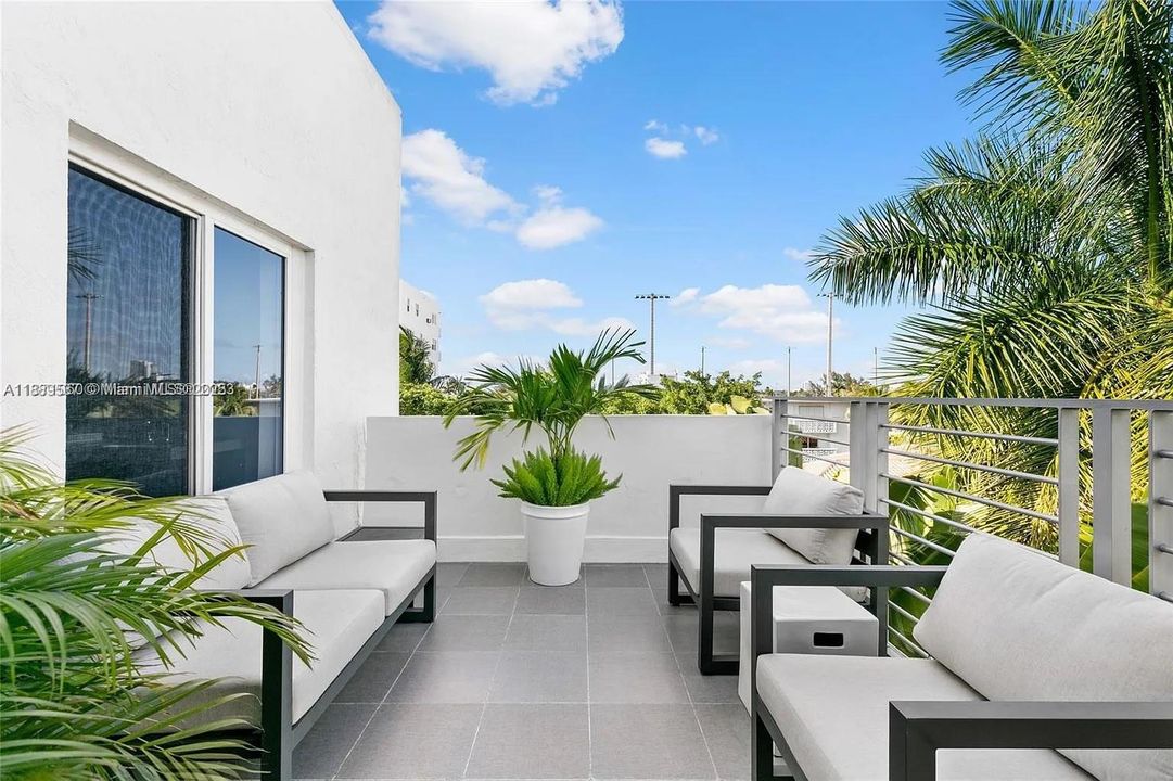 En Venta: $1,895,000 (4 camas, 3 baños, 2163 Pies cuadrados)