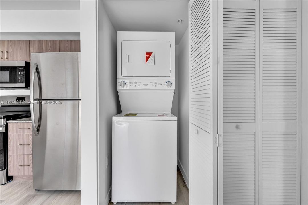 Active With Contract: $2,200 (2 beds, 2 baths, 800 Square Feet)