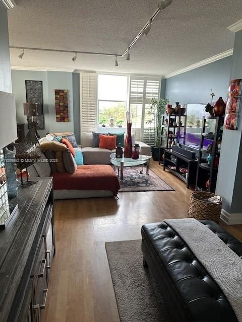 For Sale: $290,000 (2 beds, 2 baths, 1551 Square Feet)