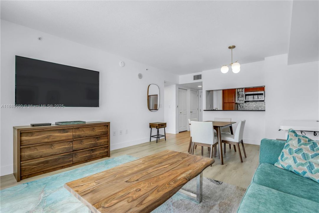 Недавно продано: $375,000 (1 спален, 1 ванн, 823 Квадратных фут)