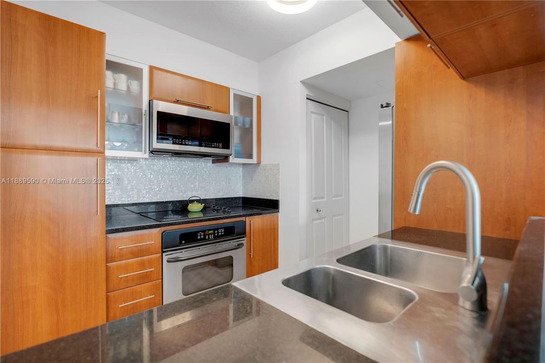 Недавно продано: $375,000 (1 спален, 1 ванн, 823 Квадратных фут)