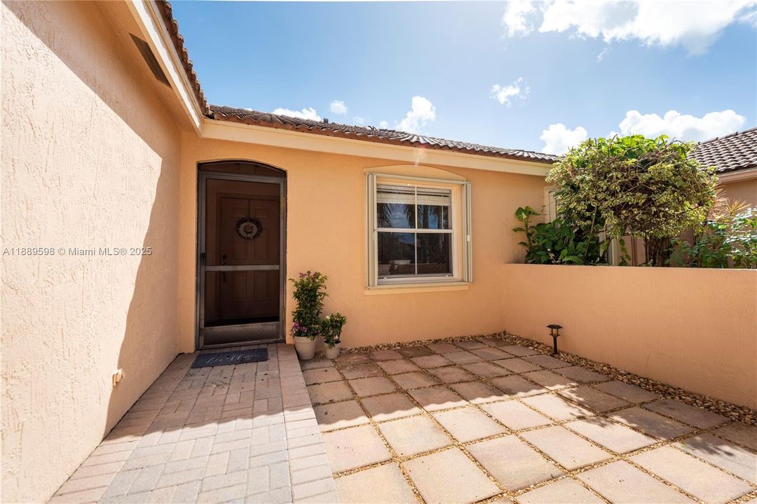 Под контрактом: $529,000 (2 спален, 2 ванн, 1153 Квадратных фут)