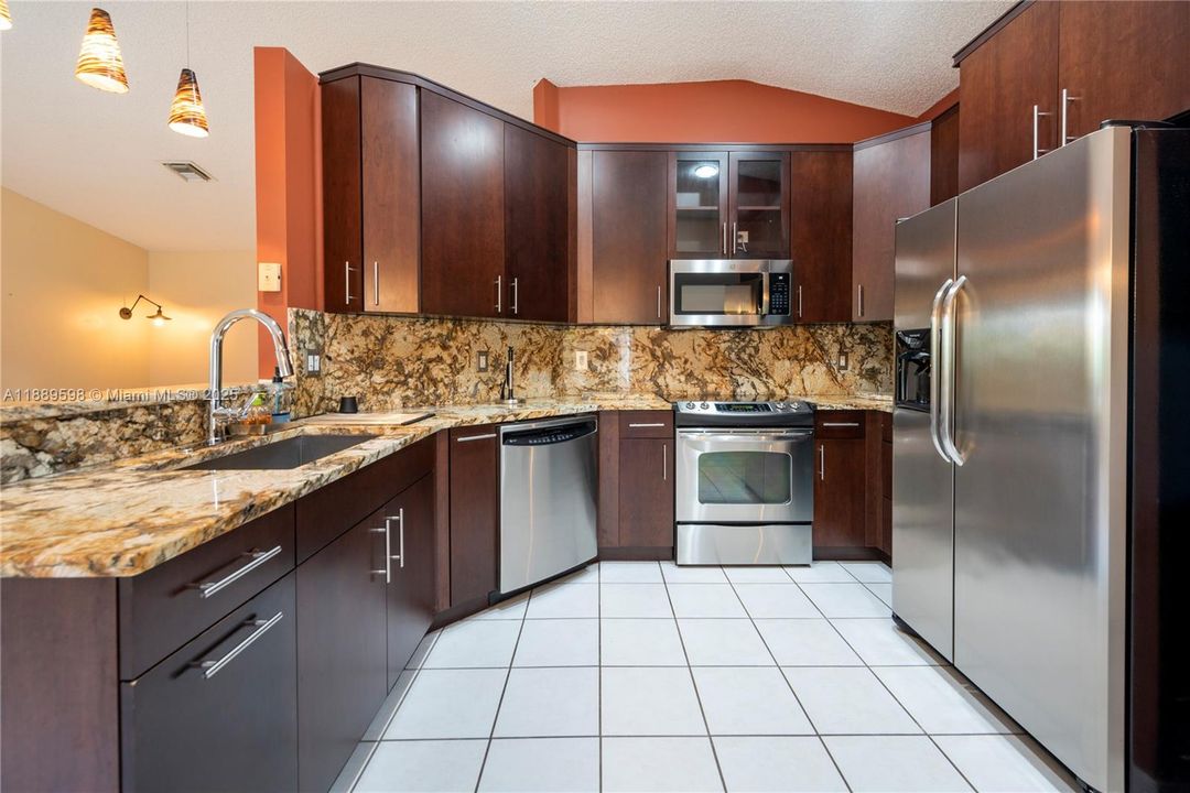 Под контрактом: $529,000 (2 спален, 2 ванн, 1153 Квадратных фут)