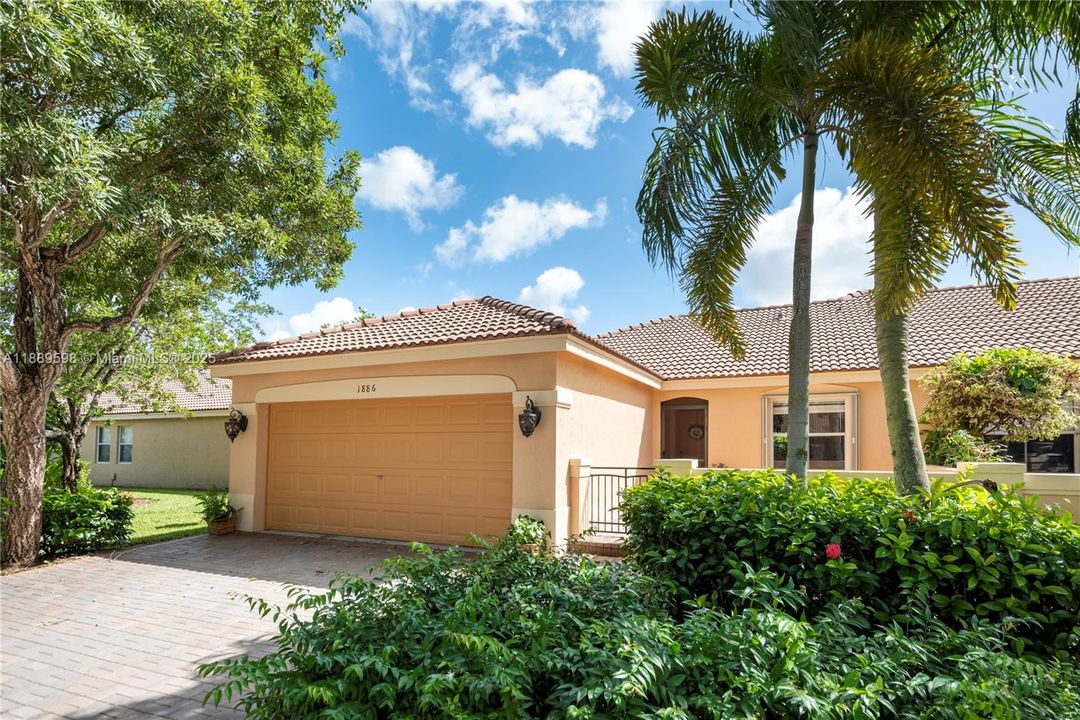 Под контрактом: $529,000 (2 спален, 2 ванн, 1153 Квадратных фут)