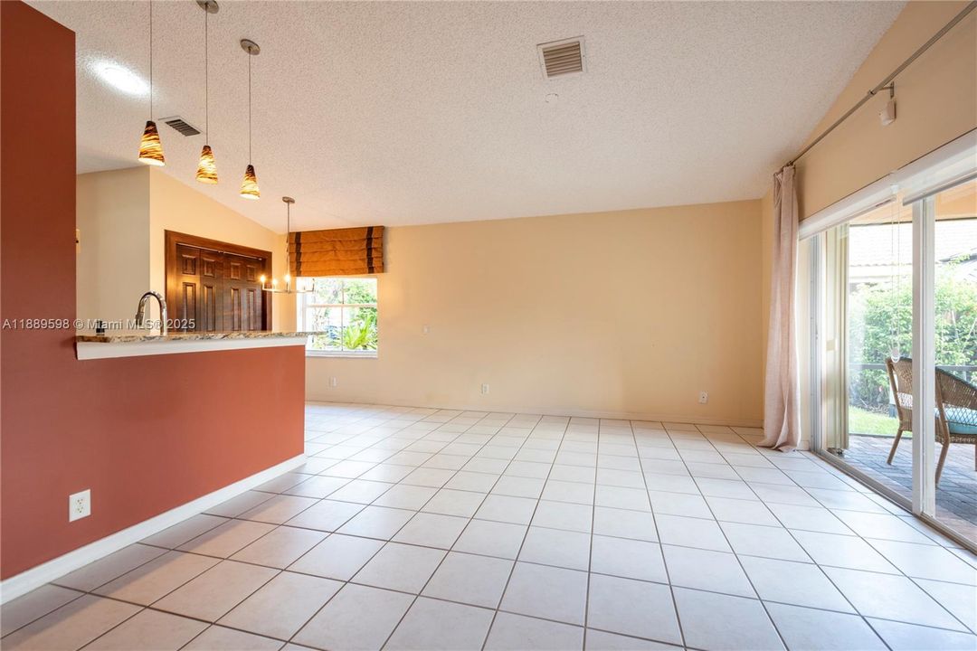 Под контрактом: $529,000 (2 спален, 2 ванн, 1153 Квадратных фут)