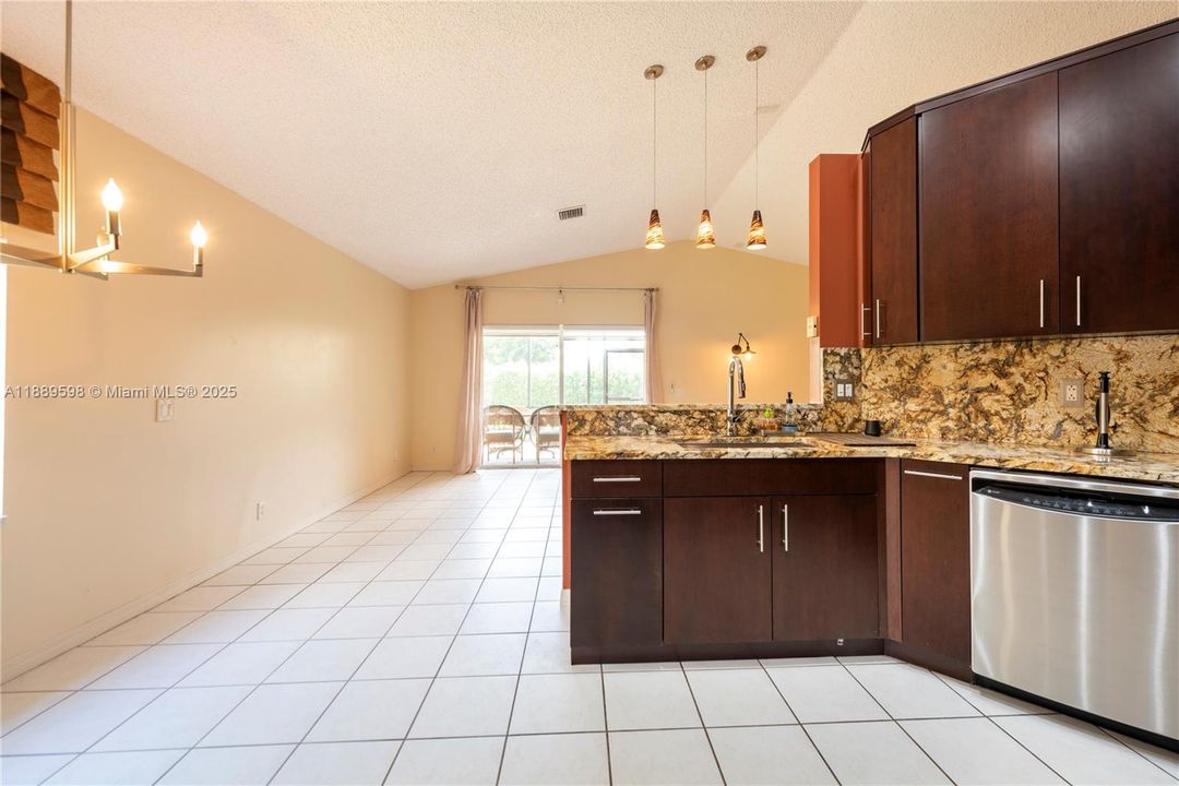 Под контрактом: $529,000 (2 спален, 2 ванн, 1153 Квадратных фут)