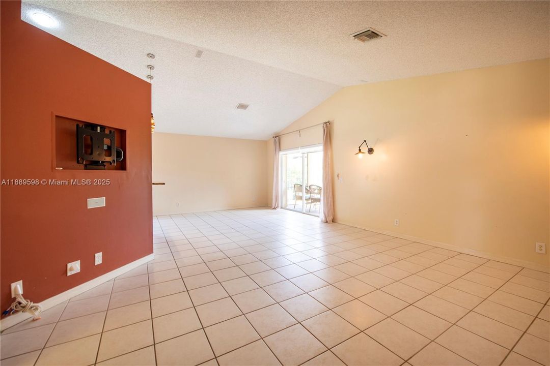 Под контрактом: $529,000 (2 спален, 2 ванн, 1153 Квадратных фут)