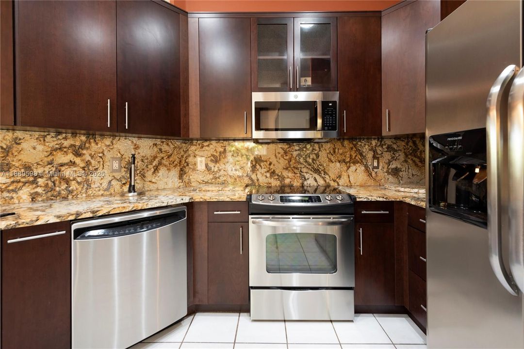 Под контрактом: $529,000 (2 спален, 2 ванн, 1153 Квадратных фут)