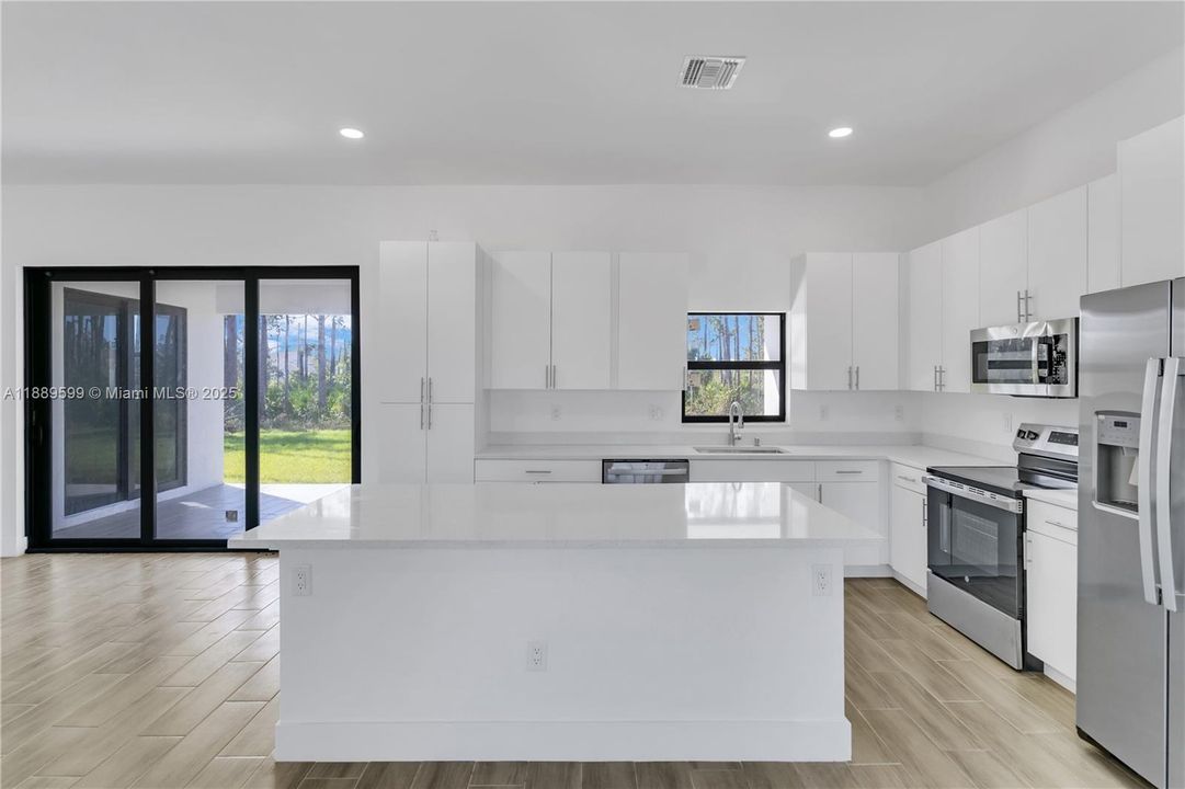 En Venta: $349,000 (4 camas, 2 baños, 1800 Pies cuadrados)