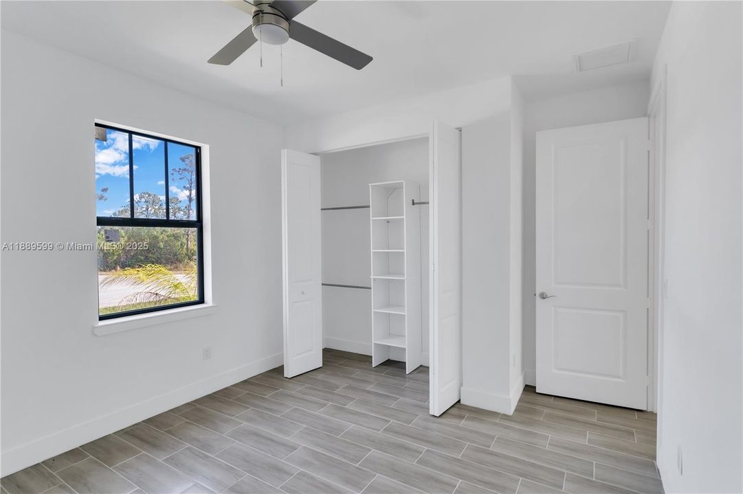 En Venta: $349,000 (4 camas, 2 baños, 1800 Pies cuadrados)