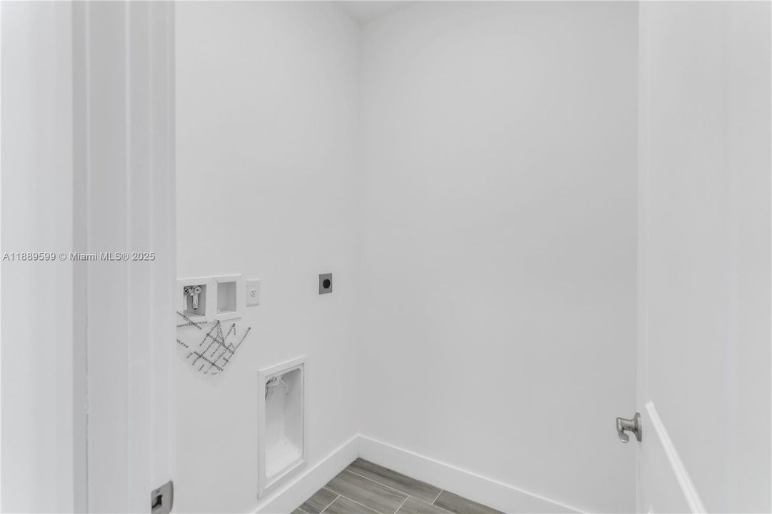 En Venta: $349,000 (4 camas, 2 baños, 1800 Pies cuadrados)