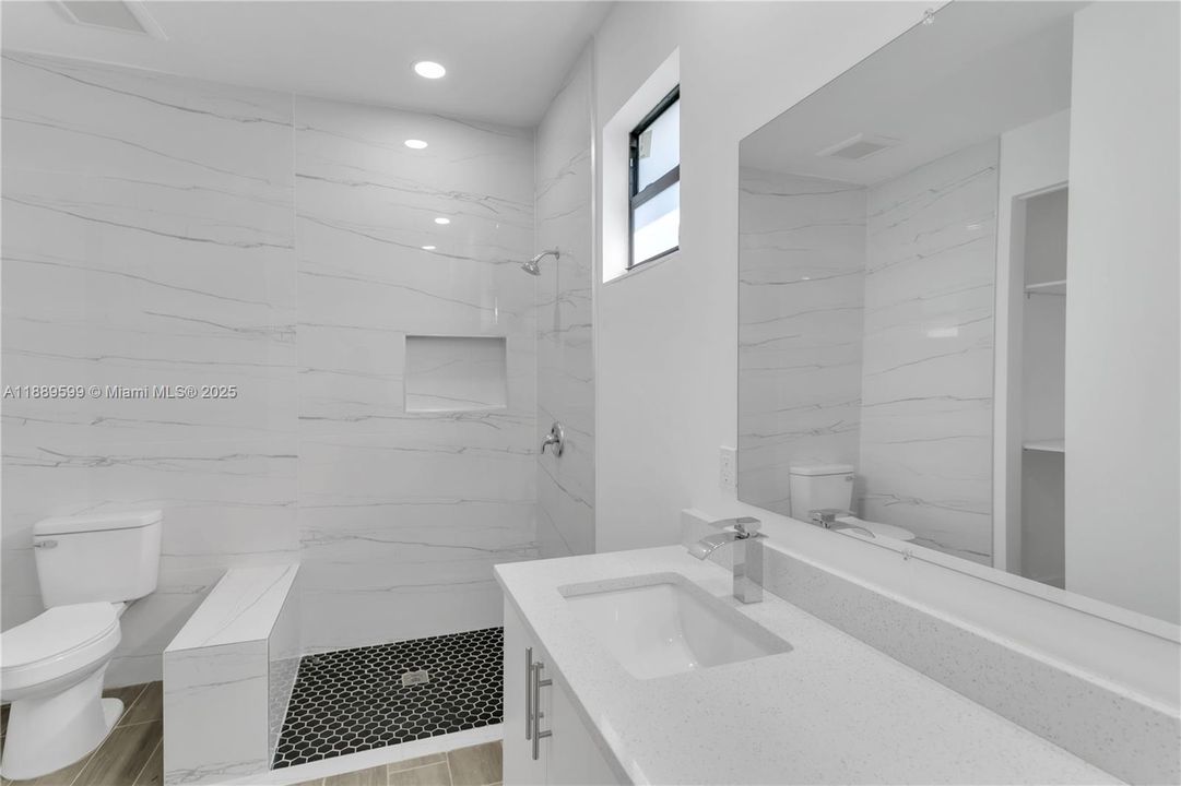 En Venta: $349,000 (4 camas, 2 baños, 1800 Pies cuadrados)