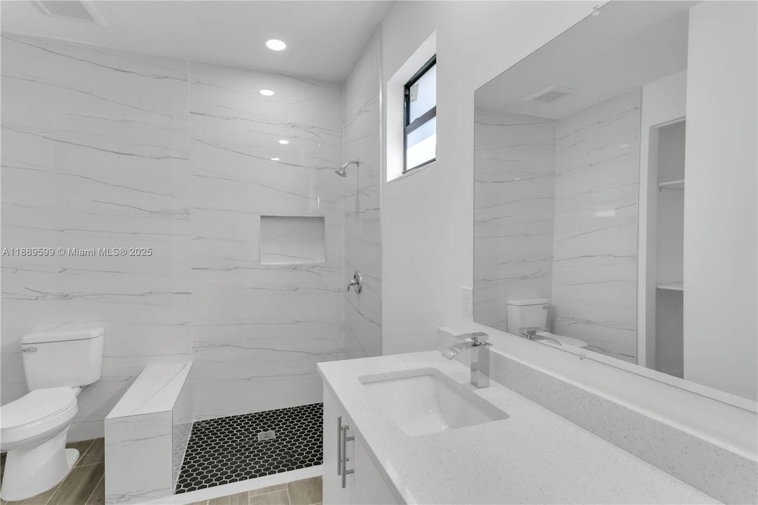 En Venta: $349,000 (4 camas, 2 baños, 1800 Pies cuadrados)