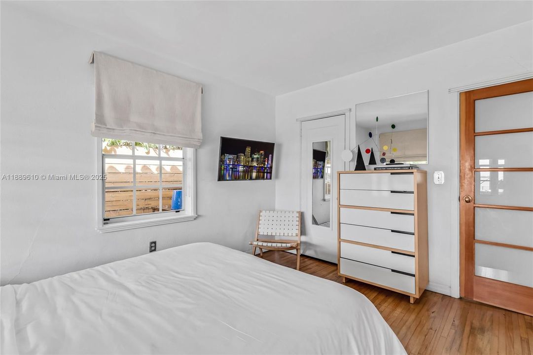 For Sale: $8,990,000 (3 beds, 2 baths, 1205 Square Feet)