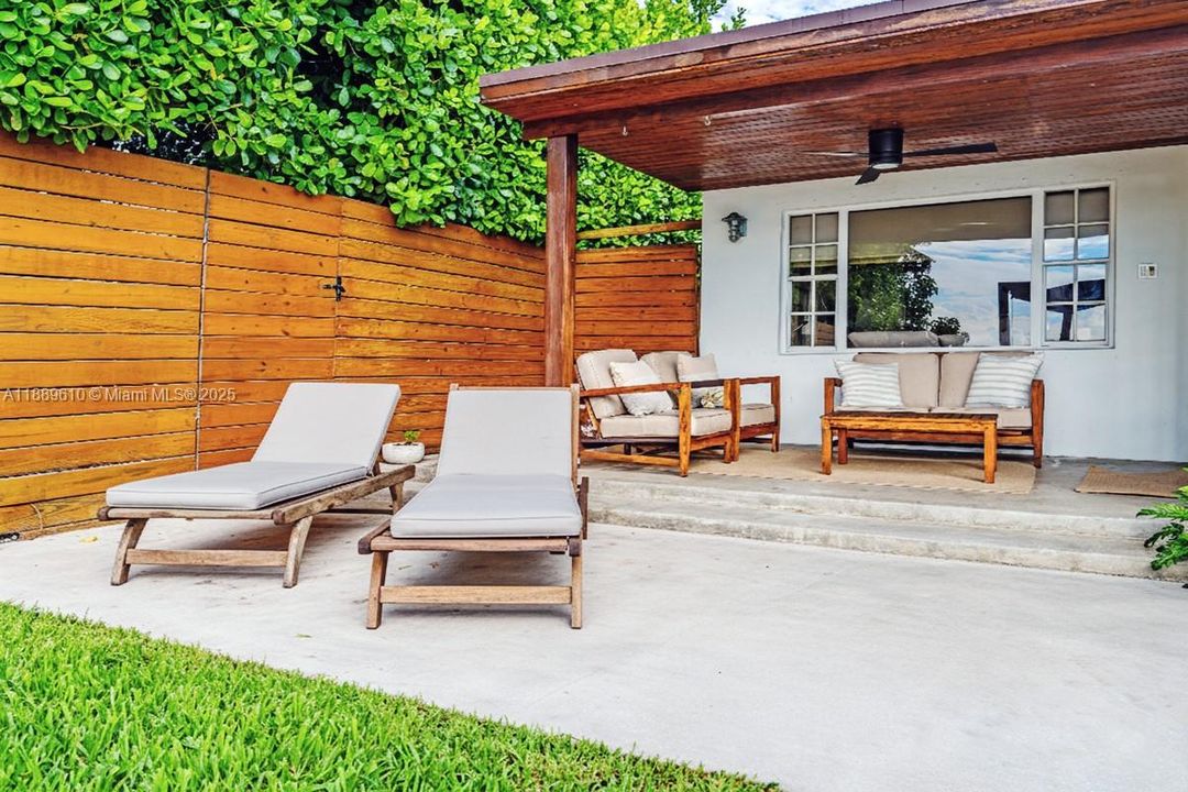 For Sale: $8,990,000 (3 beds, 2 baths, 1205 Square Feet)