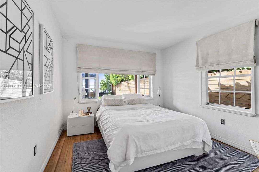 For Sale: $8,990,000 (3 beds, 2 baths, 1205 Square Feet)