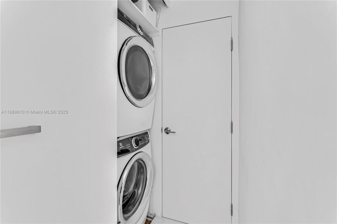 For Sale: $8,990,000 (3 beds, 2 baths, 1205 Square Feet)