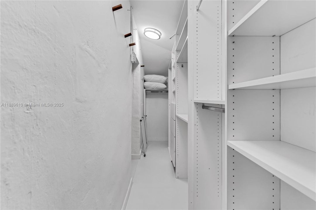 For Sale: $8,990,000 (3 beds, 2 baths, 1205 Square Feet)