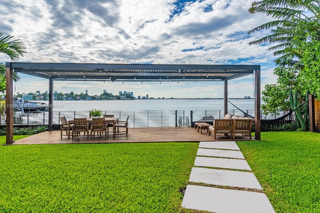 For Sale: $8,990,000 (3 beds, 2 baths, 1205 Square Feet)