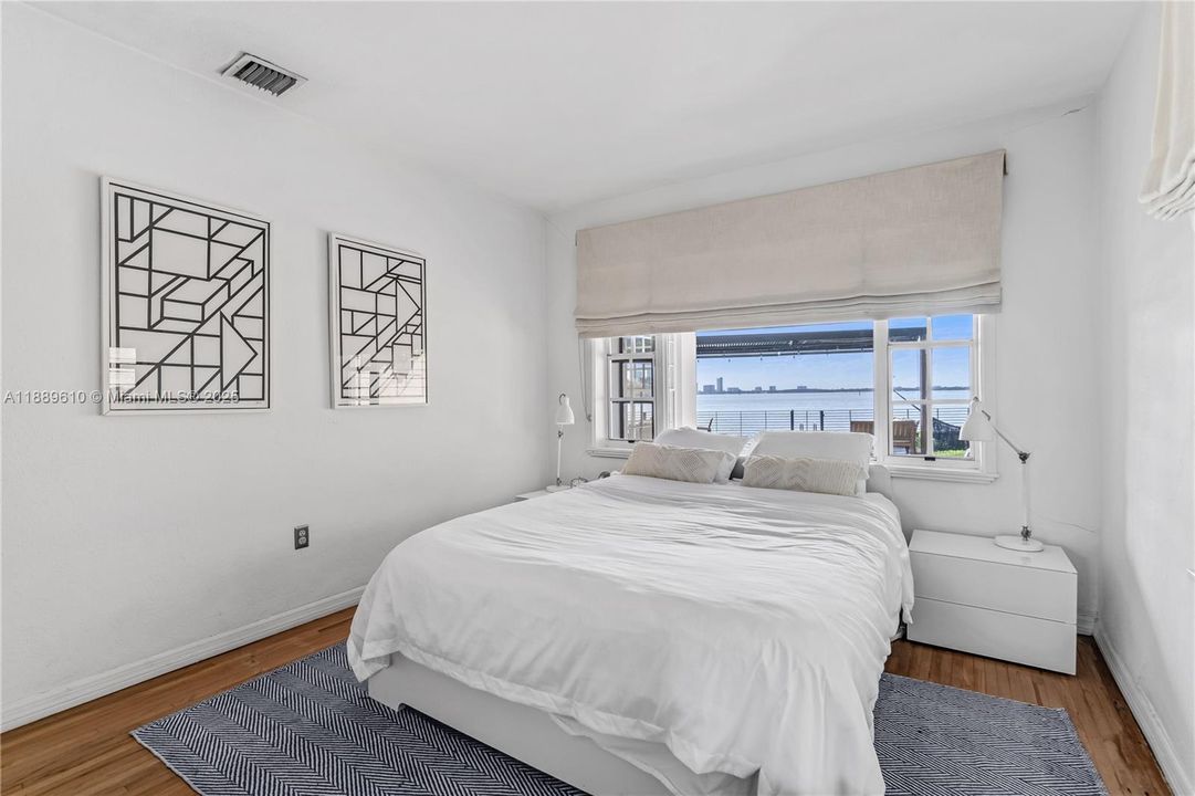For Sale: $8,990,000 (3 beds, 2 baths, 1205 Square Feet)