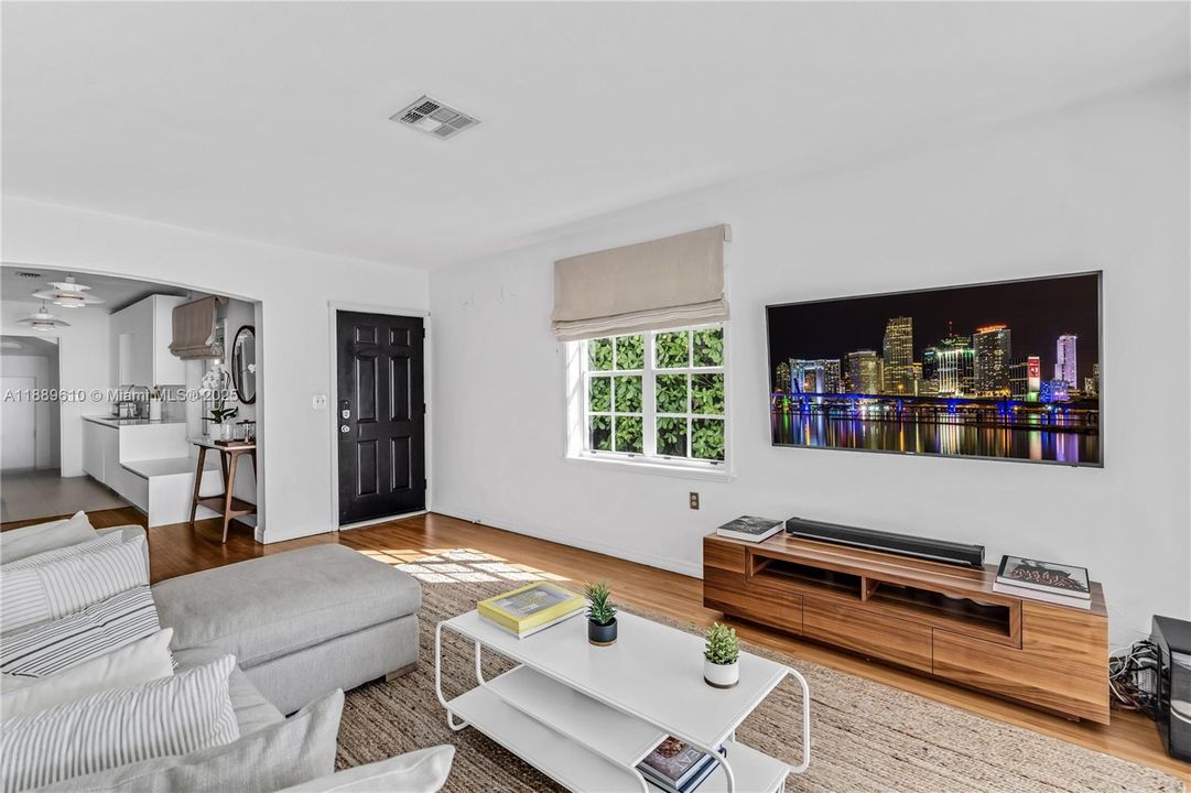 For Sale: $8,990,000 (3 beds, 2 baths, 1205 Square Feet)