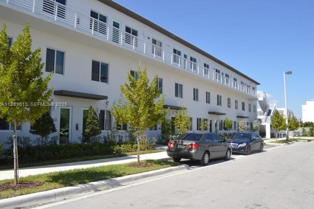 For Rent: $3,300 (3 beds, 2 baths, 1480 Square Feet)