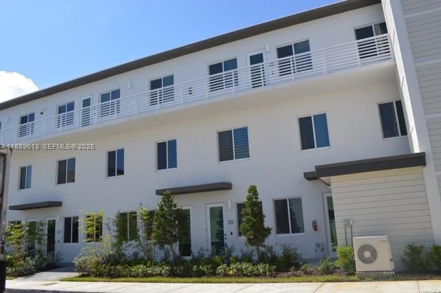 For Rent: $3,300 (3 beds, 2 baths, 1480 Square Feet)