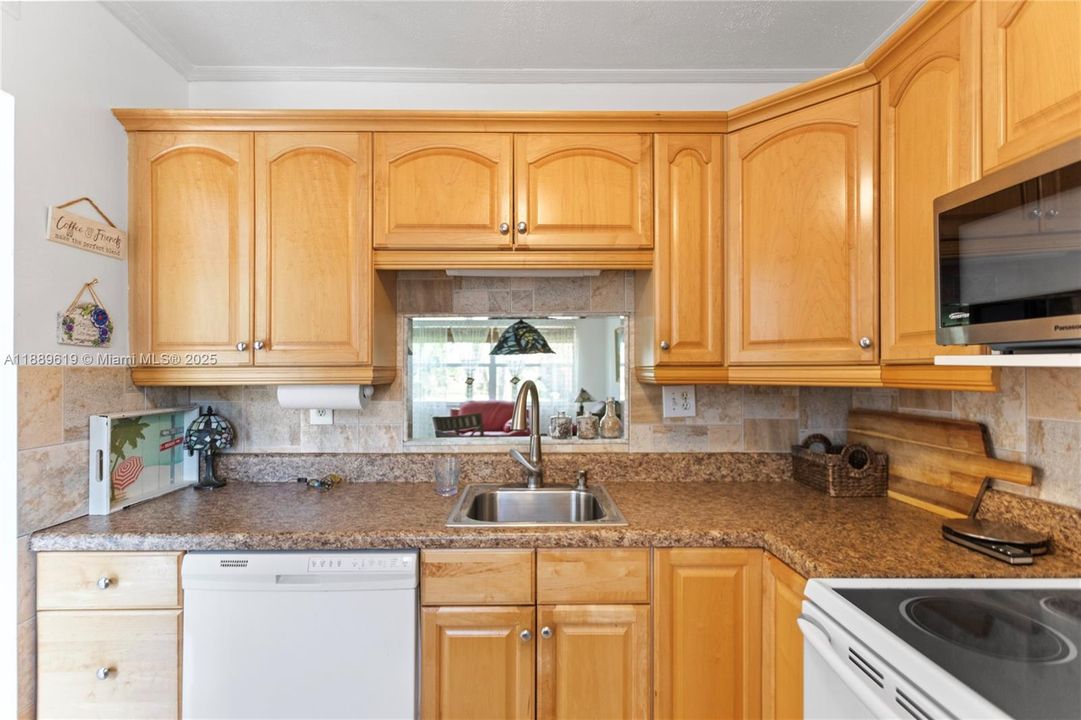 For Sale: $79,900 (1 beds, 1 baths, 684 Square Feet)