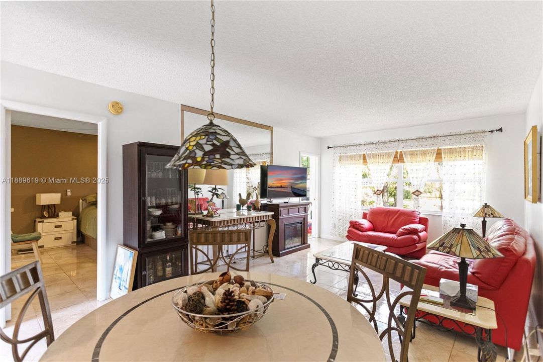 For Sale: $79,900 (1 beds, 1 baths, 684 Square Feet)