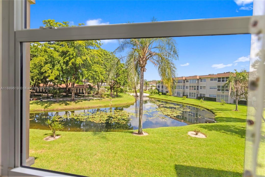 For Sale: $79,900 (1 beds, 1 baths, 684 Square Feet)