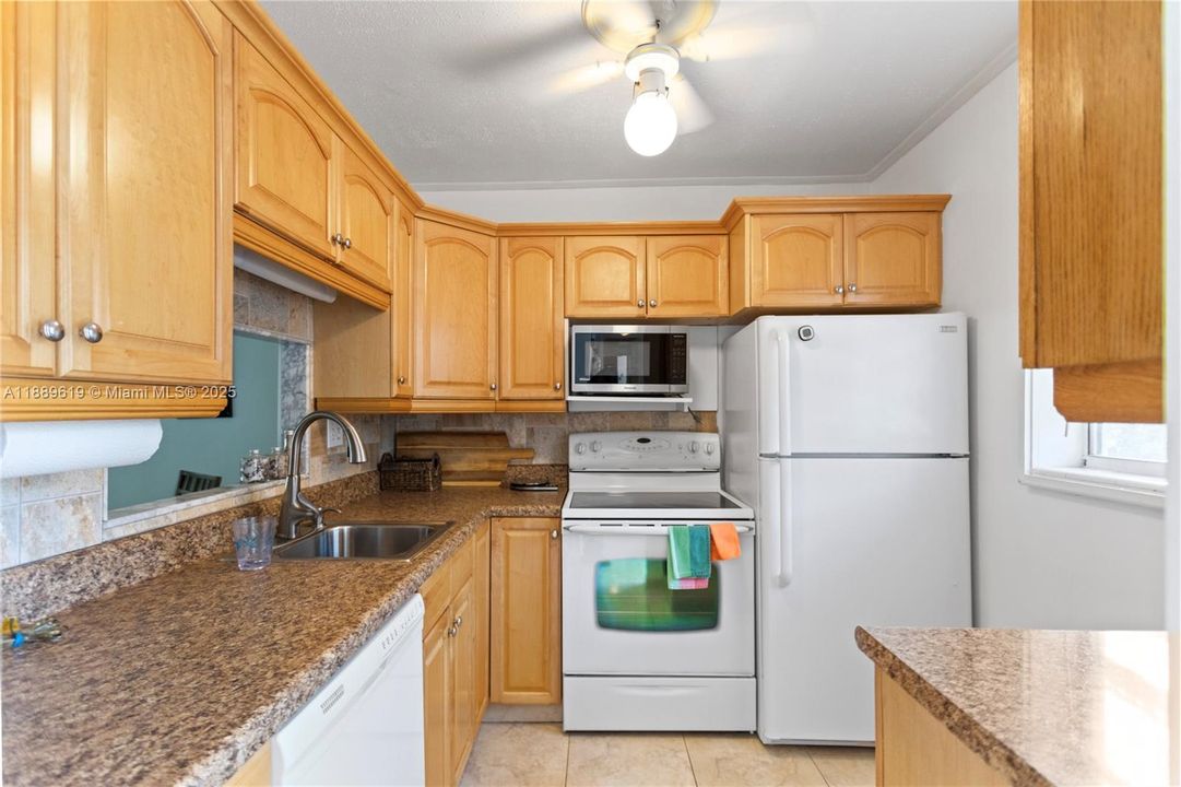 For Sale: $79,900 (1 beds, 1 baths, 684 Square Feet)