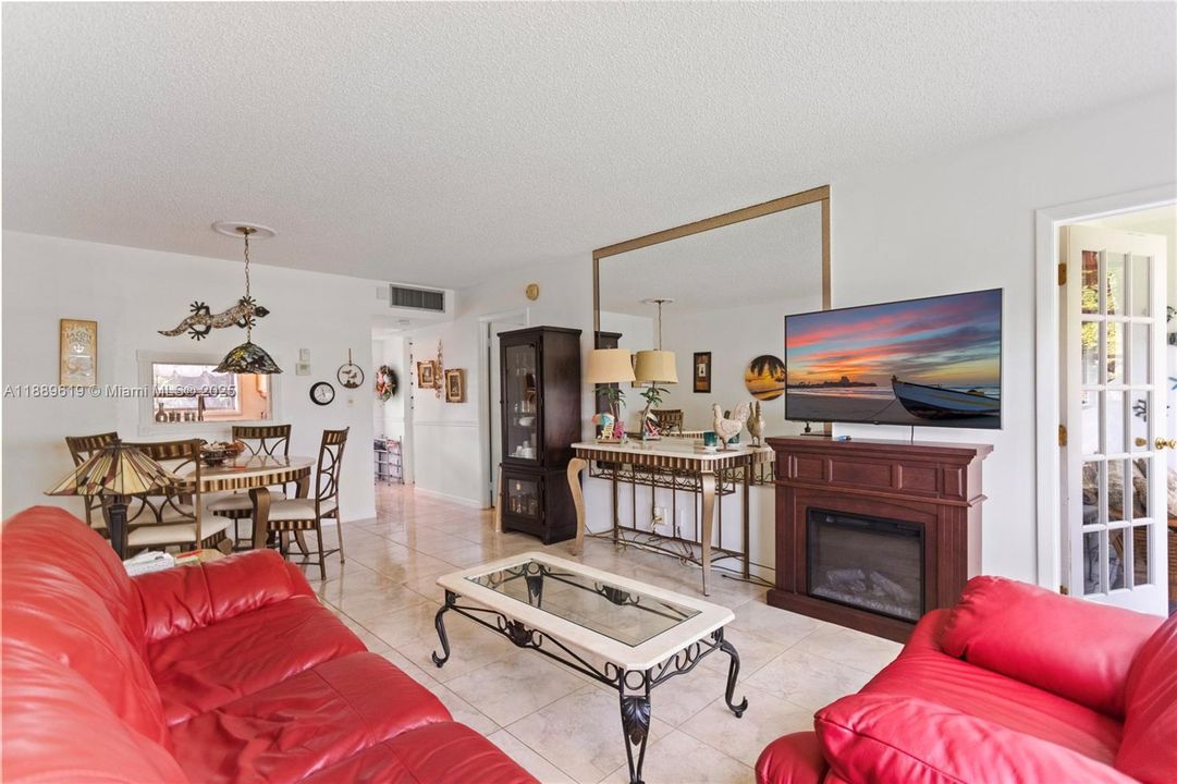 For Sale: $79,900 (1 beds, 1 baths, 684 Square Feet)