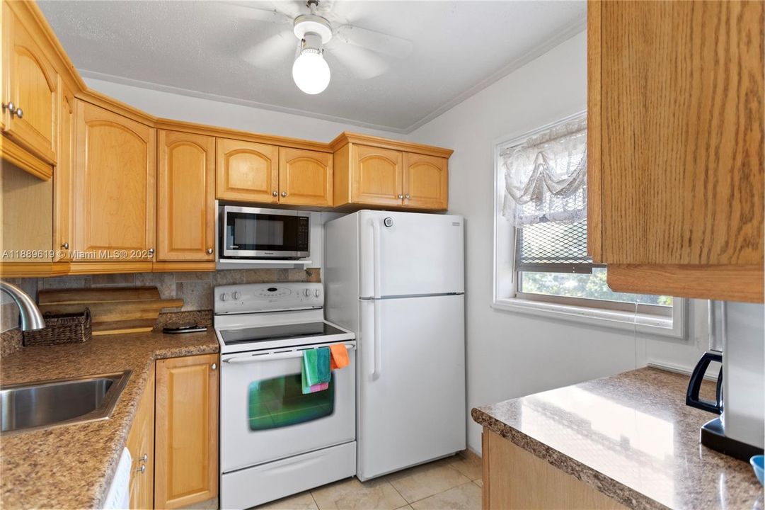 For Sale: $79,900 (1 beds, 1 baths, 684 Square Feet)