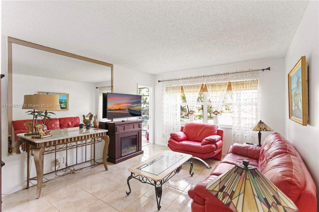 For Sale: $79,900 (1 beds, 1 baths, 684 Square Feet)