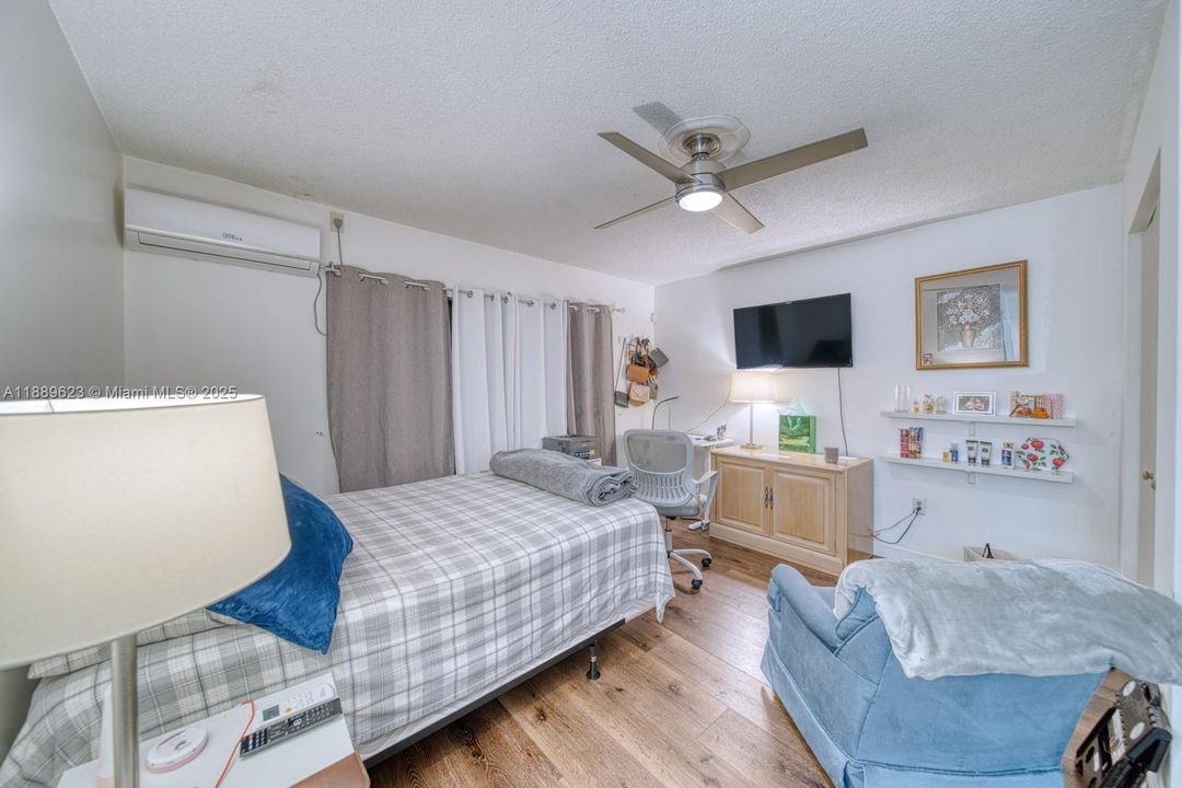 最近租的: $1,300 (0 贝兹, 1 浴室, 500 平方英尺)