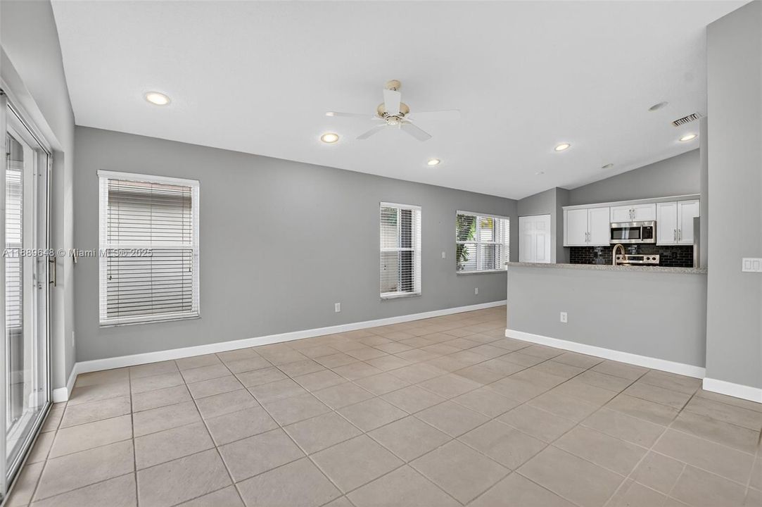 На продажу: $599,900 (3 спален, 2 ванн, 1714 Квадратных фут)