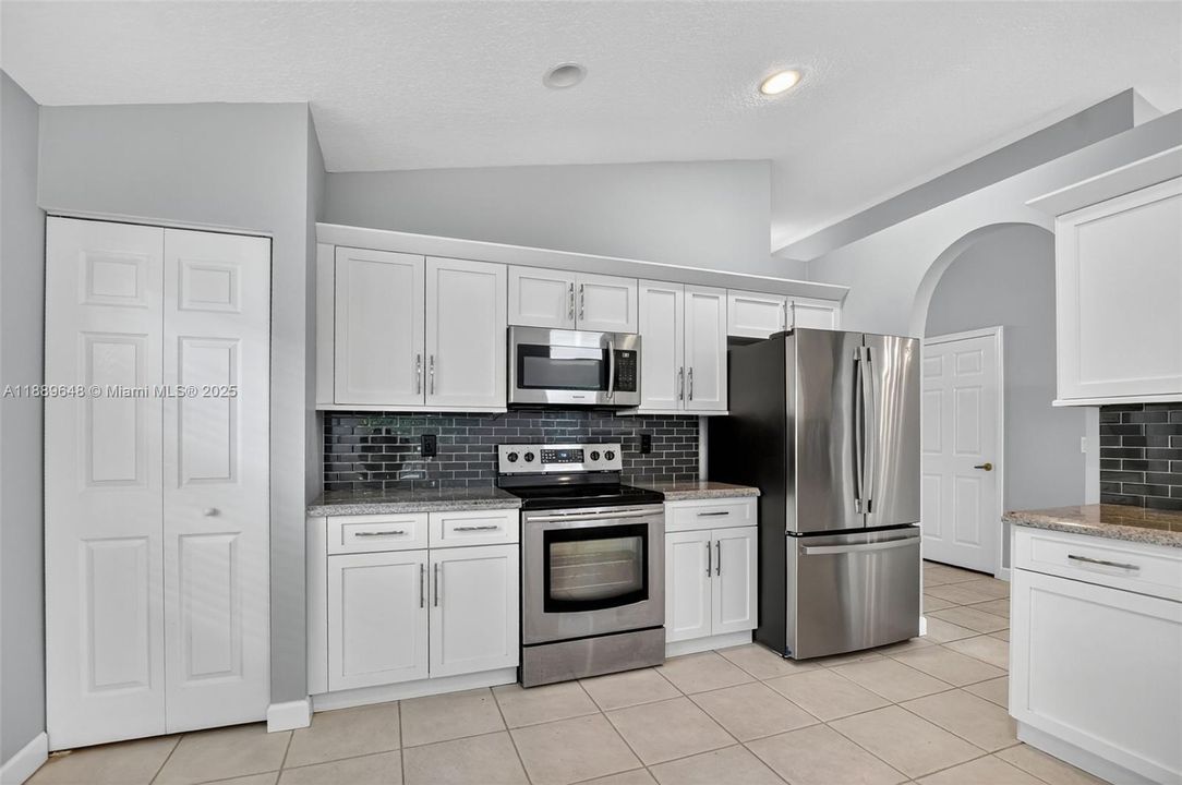 На продажу: $599,900 (3 спален, 2 ванн, 1714 Квадратных фут)