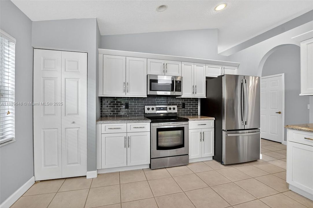 На продажу: $599,900 (3 спален, 2 ванн, 1714 Квадратных фут)