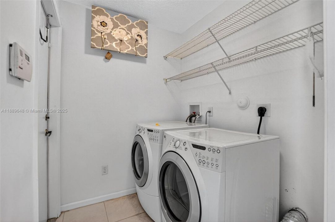 На продажу: $599,900 (3 спален, 2 ванн, 1714 Квадратных фут)