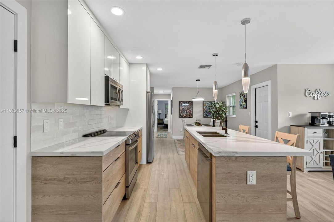 Active With Contract: $754,900 (3 beds, 2 baths, 1443 Square Feet)