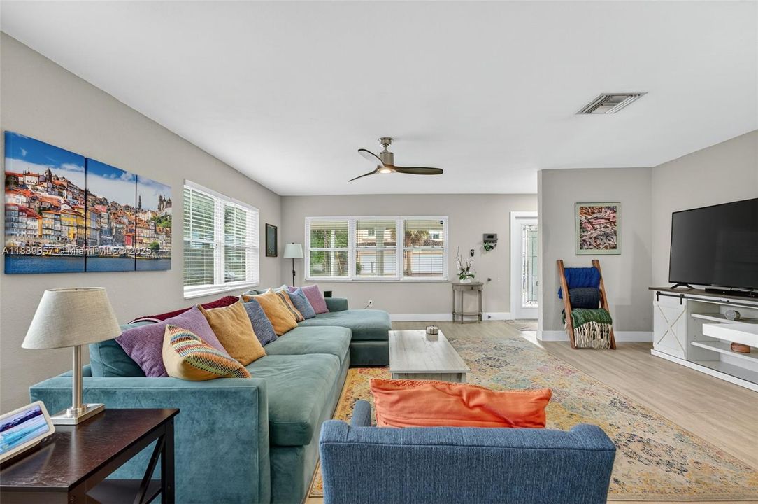 Active With Contract: $754,900 (3 beds, 2 baths, 1443 Square Feet)