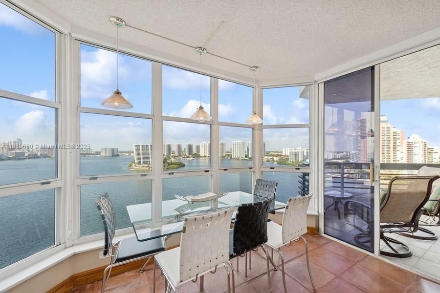 Recently Sold: $850,000 (3 beds, 4 baths, 2503 Square Feet)