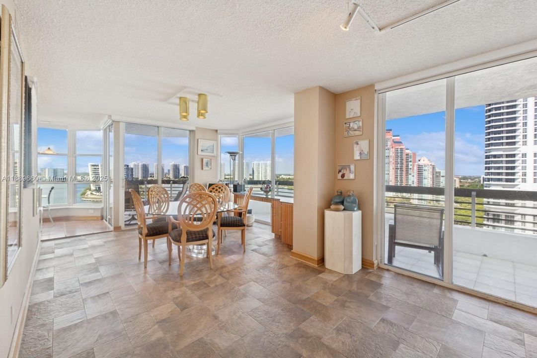 Recently Sold: $850,000 (3 beds, 4 baths, 2503 Square Feet)