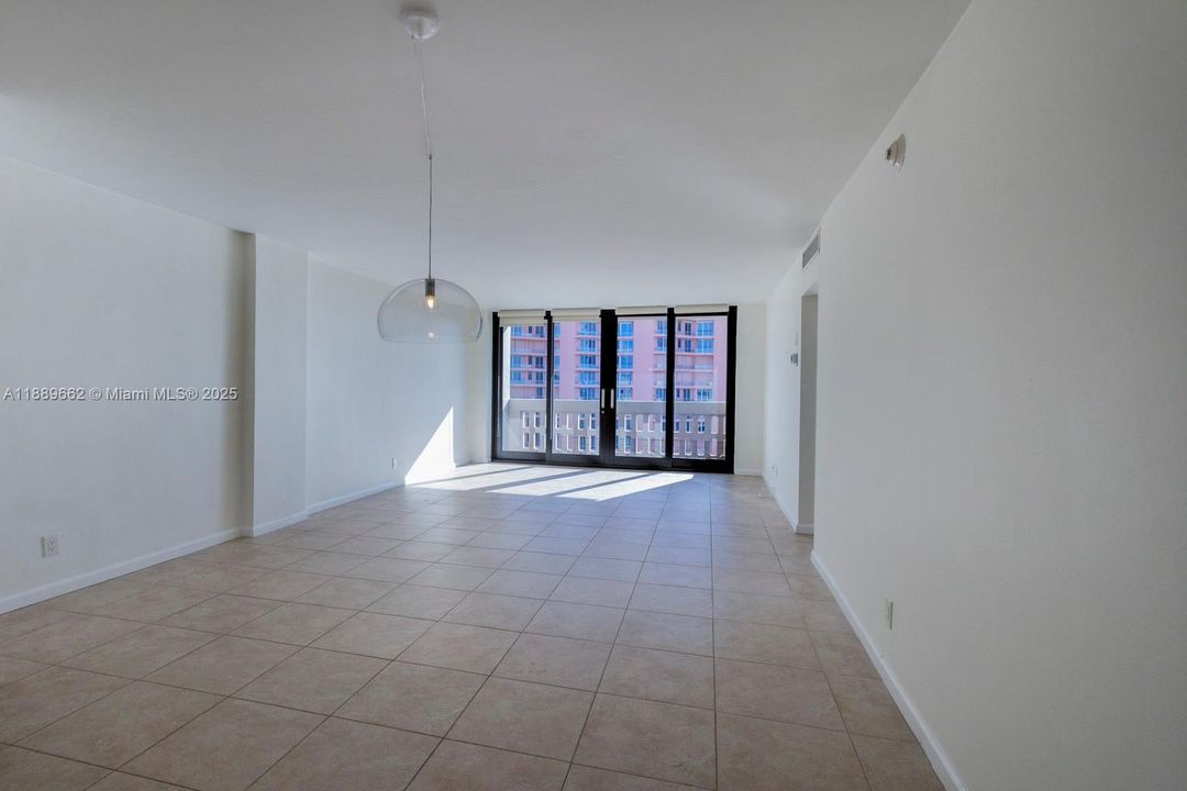 For Sale: $489,000 (1 beds, 1 baths, 910 Square Feet)