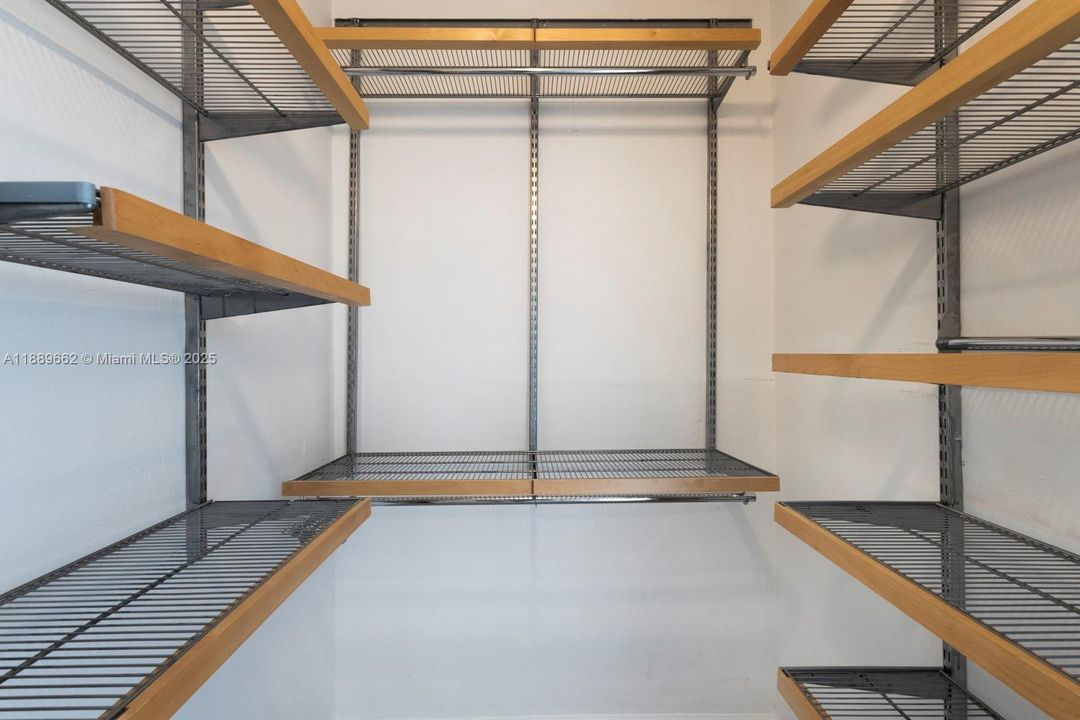 For Sale: $489,000 (1 beds, 1 baths, 910 Square Feet)