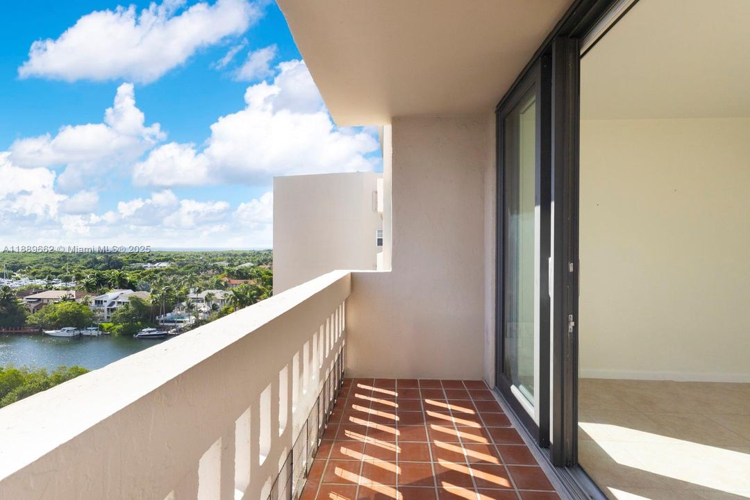 For Sale: $489,000 (1 beds, 1 baths, 910 Square Feet)