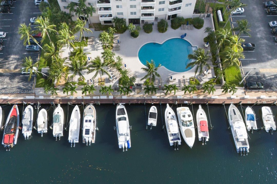 For Sale: $489,000 (1 beds, 1 baths, 910 Square Feet)