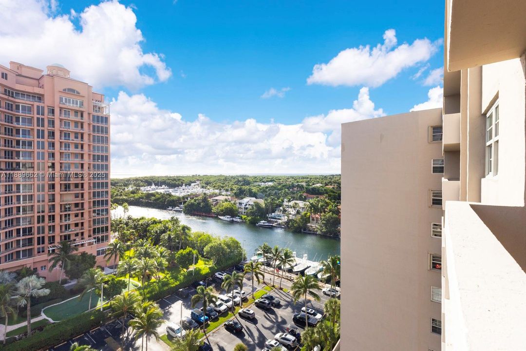 For Sale: $489,000 (1 beds, 1 baths, 910 Square Feet)