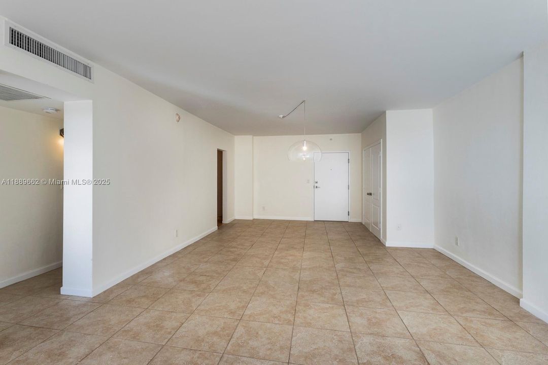 For Sale: $489,000 (1 beds, 1 baths, 910 Square Feet)