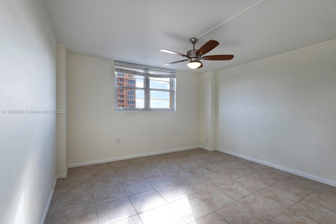 For Sale: $489,000 (1 beds, 1 baths, 910 Square Feet)